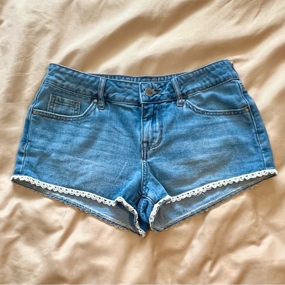 Bullhead Pants - Bullhead Denim Shorts with Lace Trim